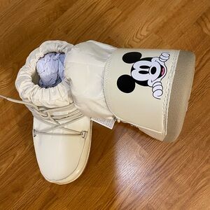 New women’s Disney Sz 7.5, 8 Moon Boots Mickey & Minnie Mouse
